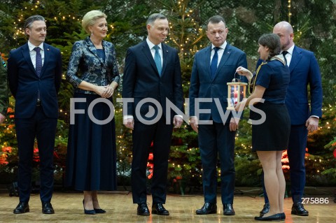  20.12.2022 RZESZOW <br />
MUNDUROWA WIGILIA Z PARA PREZYDENCKA W RZESZOWIE <br />
N/Z PREZYDENT RP ANDRZEJ DUDA Z MALZONKA AGATA KORNHAUSER - DUDA MARIUSZ BLASZCZAK BARTOSZ GRODECKI JACEK SIEWIERA <br />
 