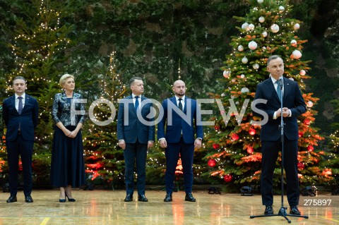  20.12.2022 RZESZOW <br />
MUNDUROWA WIGILIA Z PARA PREZYDENCKA W RZESZOWIE <br />
N/Z PREZYDENT RP ANDRZEJ DUDA Z MALZONKA AGATA KORNHAUSER - DUDA MARIUSZ BLASZCZAK BARTOSZ GRODECKI JACEK SIEWIERA <br />
 