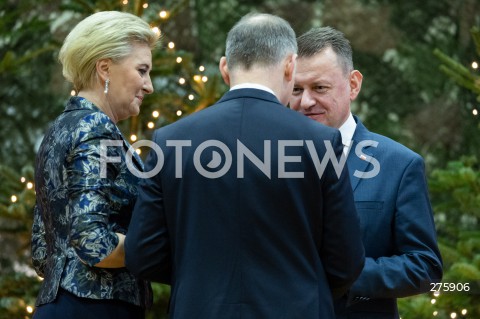  20.12.2022 RZESZOW <br />
MUNDUROWA WIGILIA Z PARA PREZYDENCKA W RZESZOWIE <br />
N/Z PREZYDENT RP ANDRZEJ DUDA Z MALZONKA AGATA KORNHAUSER - DUDA MARIUSZ BLASZCZAK ZYCZENIA<br />
 