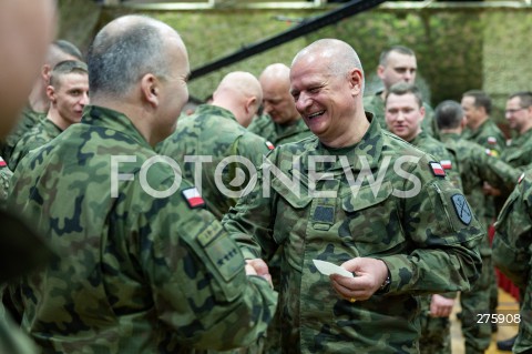  20.12.2022 RZESZOW <br />
MUNDUROWA WIGILIA Z PARA PREZYDENCKA W RZESZOWIE <br />
N/Z OPLATEK MUNDUR ZOLNIERZ ZYCZENIA DZIELENIE SIE OPLATKIEM WOJSKO ZOLNIERZE ZDJECIE ILUSTRACYJNE ILUSTRANT ILUSTRACJA<br />
 