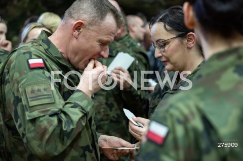  20.12.2022 RZESZOW <br />
MUNDUROWA WIGILIA Z PARA PREZYDENCKA W RZESZOWIE <br />
N/Z OPLATEK MUNDUR ZOLNIERZ ZYCZENIA DZIELENIE SIE OPLATKIEM WOJSKO ZOLNIERZE ZDJECIE ILUSTRACYJNE ILUSTRANT ILUSTRACJA<br />
 