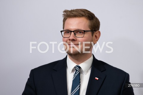  31.01.2023 WARSZAWA<br />
KONFERENCJA PRASOWA MINISTRA SPRAWIEDLIWOSCI ZBIGNIEWA ZIOBRY<br />
OSZCZEDNE I NOWOCZESNE ROZWIAZANIA DLA WIEZIENNICTWA. SYSTEM DOZORU ELEKTRONICZNEGO<br />
N/Z MICHAL WOS<br />
FOT. MARCIN BANASZKIEWICZ/FOTONEWS  