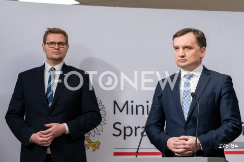  31.01.2023 WARSZAWA<br />
KONFERENCJA PRASOWA MINISTRA SPRAWIEDLIWOSCI ZBIGNIEWA ZIOBRY<br />
OSZCZEDNE I NOWOCZESNE ROZWIAZANIA DLA WIEZIENNICTWA. SYSTEM DOZORU ELEKTRONICZNEGO<br />
N/Z MICHAL WOS ZBIGNIEW ZIOBRO<br />
FOT. MARCIN BANASZKIEWICZ/FOTONEWS  