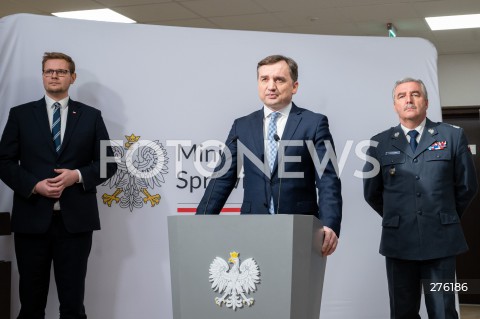  31.01.2023 WARSZAWA<br />
KONFERENCJA PRASOWA MINISTRA SPRAWIEDLIWOSCI ZBIGNIEWA ZIOBRY<br />
OSZCZEDNE I NOWOCZESNE ROZWIAZANIA DLA WIEZIENNICTWA. SYSTEM DOZORU ELEKTRONICZNEGO<br />
N/Z MICHAL WOS ZBIGNIEW ZIOBRO PAWEL NASILOWSKI<br />
FOT. MARCIN BANASZKIEWICZ/FOTONEWS  