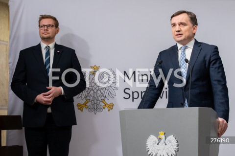  31.01.2023 WARSZAWA<br />
KONFERENCJA PRASOWA MINISTRA SPRAWIEDLIWOSCI ZBIGNIEWA ZIOBRY<br />
OSZCZEDNE I NOWOCZESNE ROZWIAZANIA DLA WIEZIENNICTWA. SYSTEM DOZORU ELEKTRONICZNEGO<br />
N/Z MICHAL WOS ZBIGNIEW ZIOBRO<br />
FOT. MARCIN BANASZKIEWICZ/FOTONEWS  