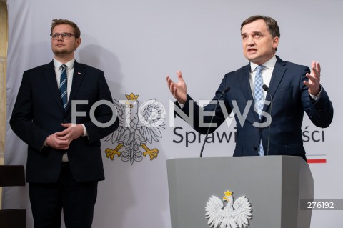  31.01.2023 WARSZAWA<br />
KONFERENCJA PRASOWA MINISTRA SPRAWIEDLIWOSCI ZBIGNIEWA ZIOBRY<br />
OSZCZEDNE I NOWOCZESNE ROZWIAZANIA DLA WIEZIENNICTWA. SYSTEM DOZORU ELEKTRONICZNEGO<br />
N/Z MICHAL WOS ZBIGNIEW ZIOBRO<br />
FOT. MARCIN BANASZKIEWICZ/FOTONEWS  