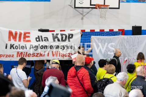  10.02.2023 BRZEZINY <br />
WIZYTA PREZYDENTA ANDRZEJA DUDY W BRZEZINACH<br />
N/Z PROTESTUJACY PROTEST NIE DLA KDP I KOLEI AGLOMERACYJNEJ<br />
 