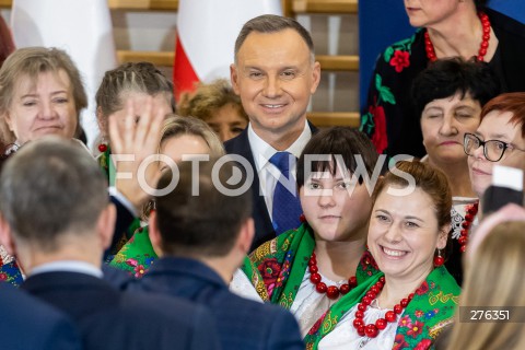  10.02.2023 BRZEZINY <br />
WIZYTA PREZYDENTA ANDRZEJA DUDY W BRZEZINACH<br />
N/Z PREZYDENT ANDRZEJ DUDA KOLO GOSPODYN WIEJSKICH <br />
 