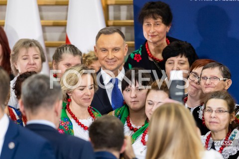  10.02.2023 BRZEZINY <br />
WIZYTA PREZYDENTA ANDRZEJA DUDY W BRZEZINACH<br />
N/Z PREZYDENT ANDRZEJ DUDA KOLO GOSPODYN WIEJSKICH <br />
 