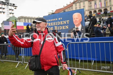  21.02.2023 WARSZAWA ( Warsaw - Poland ) <br />
<br />
WIZYTA PREZYDENTA USA JOE BIDENA W WARSZAWIE<br />
PRZEMOWIENIE W OGRODACH ZAMKU KROLEWSKIEGO W WARSZAWIE<br />
<br />
U.S. President Joe Biden's visit to Warsaw, Poland<br />
President Biden to Speak at the Gardens of the Royal Castle in Warsaw, Poland<br />
<br />
N/Z MIESZKANCY WARSZAWY W OCZEKIWANIU NA PRZEMOWIENIE PREZYDENTA USA <br />
<br />
 