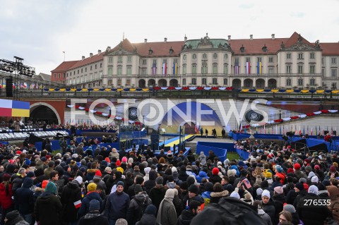  21.02.2023 WARSZAWA ( Warsaw - Poland ) <br />
<br />
WIZYTA PREZYDENTA USA JOE BIDENA W WARSZAWIE<br />
PRZEMOWIENIE W OGRODACH ZAMKU KROLEWSKIEGO W WARSZAWIE<br />
<br />
U.S. President Joe Biden's visit to Warsaw, Poland<br />
President Biden to Speak at the Gardens of the Royal Castle in Warsaw, Poland<br />
<br />
N/Z MIESZKANCY WARSZAWY W OCZEKIWANIU NA PRZEMOWIENIE PREZYDENTA USA <br />
<br />
 