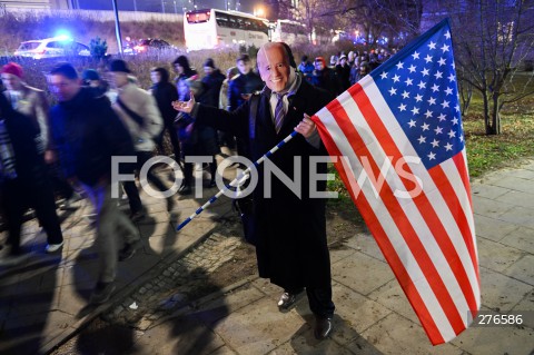  21.02.2023 WARSZAWA ( Warsaw - Poland ) <br />
<br />
WIZYTA PREZYDENTA USA JOE BIDENA W WARSZAWIE<br />
PRZEMOWIENIE W OGRODACH ZAMKU KROLEWSKIEGO W WARSZAWIE<br />
<br />
U.S. President Joe Biden's visit to Warsaw, Poland<br />
President Biden to Speak at the Gardens of the Royal Castle in Warsaw, Poland<br />
<br />
N/Z MEZCZYZNA W MASCE JOE BIDEN <br />
<br />
 