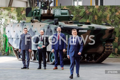  28.02.2023 STALOWA WOLA <br />
PODPISANIE UMOWY NA DOSTAWY BOJOWYCH WOZOW PIECHOTY BWP BORSUK DLA SZ RP Z UDZIALEM MINISTRA OBRONY NARODOWEJ MARIUSZA BLASZCZAKA W HUCIE STALOWA WOLA <br />
 <br />
N/Z MARIUSZ BLASZCZAK ARTUR KUPTEL JAN SZWED SEBASTIAN CHWALEK BWP BORSUK <br />
<br />
 