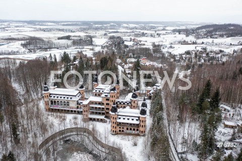  11.03.2023 LAPALICE<br />
ZAMEK W LAPALICACH SAMOWOLA BUDOWLANA<br />
<br />
RADA GMINY KARTUZY WYDALA ZGODE NA STWORZENIE PLANU ZAGOSPODAROWANIA PRZESTRZENNEGO SAMOWOLI BUDOWLANEJ ZBUDOWANEJ PRZEZ ARTYSTE PRZEDSIEBIORCE Z GDANSKA W 1983 ROKU<br />
<br />
W BUDYNKU MA POWSTAC HOTEL SPA ORAZ PRACOWNIA ARTYSTY<br />
<br />
N/Z WIDOK Z DRONA NA ZAMEK<br />
<br />
 