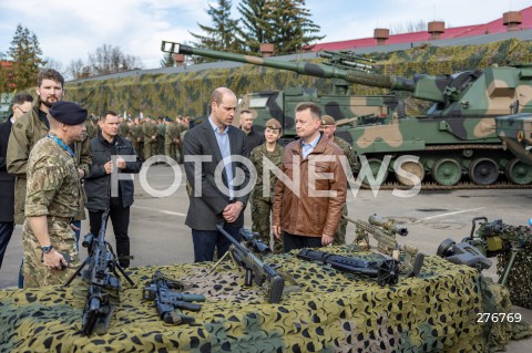  22.03.2023 RZESZOW <br />
KSIAZE WILLIAM ORAZ MINISTER OBRONY NARODOWEJ MARIUSZ BLASZCZAK PODCZAS SPOTKANIA Z POLSKIMI I BRYTYJSKIMI ZOLNIERZAMI W 3 PODKARPACKIEJ BRYGADZIE OBRONY TERYTORIALNEJ W RZESZOWIE<br />
<br />
Prince William, the heir-to-the-British throne, visited the 3rd Brigade Territorial Defense Force base in Rzeszow in southeast Poland, just 100 kilometers from the border with Ukraine.<br />
<br />
N/Z KSIAZE WILLIAM MARIUSZ BLASZCZAK <br />
<br />
 