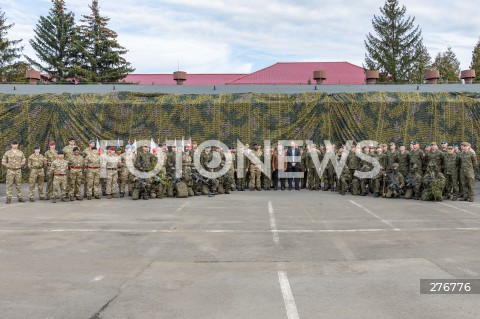  22.03.2023 RZESZOW <br />
KSIAZE WILLIAM ORAZ MINISTER OBRONY NARODOWEJ MARIUSZ BLASZCZAK PODCZAS SPOTKANIA Z POLSKIMI I BRYTYJSKIMI ZOLNIERZAMI W 3 PODKARPACKIEJ BRYGADZIE OBRONY TERYTORIALNEJ W RZESZOWIE<br />
<br />
Prince William, the heir-to-the-British throne, visited the 3rd Brigade Territorial Defense Force base in Rzeszow in southeast Poland, just 100 kilometers from the border with Ukraine.<br />
<br />
N/Z KSIAZE WILLIAM MARIUSZ BLASZCZAK ZOLNIERZE ZDJECIE GRUPOWE FAMILY PHOTO<br />
<br />
 