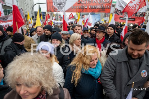  02.04.2023 WARSZAWA<br />
NARODOWY MARSZ PAPIESKI<br />
N/Z UCZESTNICY MARSZU PIOTR GLISNKI JULIA PRZYLEBSKA<br />
FOT. MARCIN BANASZKIEWICZ/FOTONEWS  