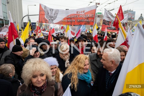  02.04.2023 WARSZAWA<br />
NARODOWY MARSZ PAPIESKI<br />
N/Z UCZESTNICY MARSZU PIOTR GLISNKI JULIA PRZYLEBSKA<br />
FOT. MARCIN BANASZKIEWICZ/FOTONEWS  