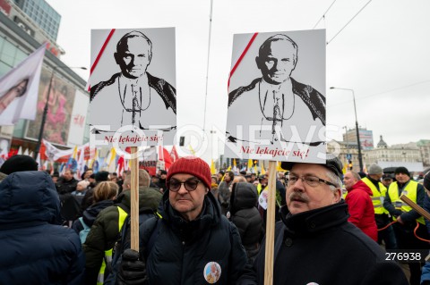  02.04.2023 WARSZAWA<br />
NARODOWY MARSZ PAPIESKI<br />
N/Z UCZESTNICY MARSZU<br />
FOT. MARCIN BANASZKIEWICZ/FOTONEWS  