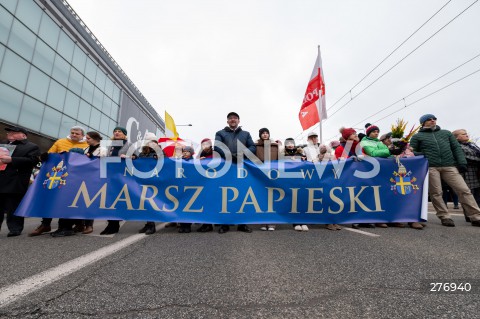  02.04.2023 WARSZAWA<br />
NARODOWY MARSZ PAPIESKI<br />
N/Z UCZESTNICY MARSZU BANER MARSZU<br />
FOT. MARCIN BANASZKIEWICZ/FOTONEWS  