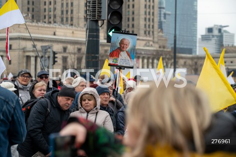  02.04.2023 WARSZAWA<br />
NARODOWY MARSZ PAPIESKI<br />
N/Z UCZESTNICY MARSZU<br />
FOT. MARCIN BANASZKIEWICZ/FOTONEWS  