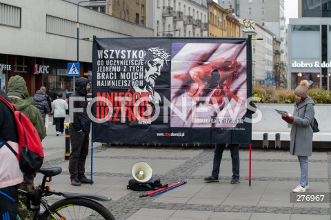  02.04.2023 WARSZAWA<br />
NARODOWY MARSZ PAPIESKI<br />
N/Z UCZESTNICY MARSZU BANER ABORCJA ZABIJA<br />
FOT. MARCIN BANASZKIEWICZ/FOTONEWS  