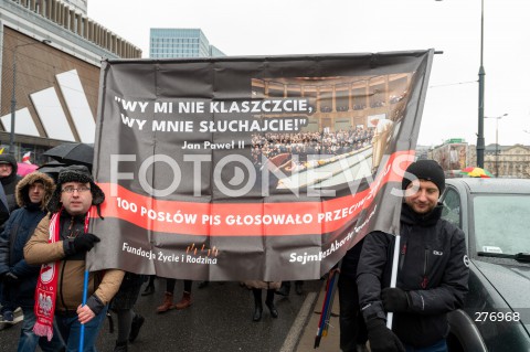  02.04.2023 WARSZAWA<br />
NARODOWY MARSZ PAPIESKI<br />
N/Z UCZESTNICY MARSZU<br />
FOT. MARCIN BANASZKIEWICZ/FOTONEWS  