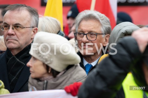  02.04.2023 WARSZAWA<br />
NARODOWY MARSZ PAPIESKI<br />
N/Z JAROSLAW SELLIN STANISLAW PIOTROWICZ<br />
FOT. MARCIN BANASZKIEWICZ/FOTONEWS  