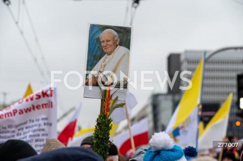  02.04.2023 WARSZAWA<br />
NARODOWY MARSZ PAPIESKI<br />
N/Z UCZESTNICY MARSZU<br />
FOT. MARCIN BANASZKIEWICZ/FOTONEWS  