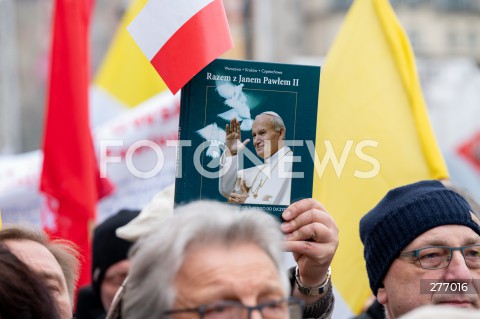  02.04.2023 WARSZAWA<br />
NARODOWY MARSZ PAPIESKI<br />
N/Z UCZESTNICY MARSZU<br />
FOT. MARCIN BANASZKIEWICZ/FOTONEWS  