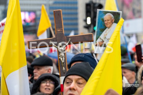  02.04.2023 WARSZAWA<br />
NARODOWY MARSZ PAPIESKI<br />
N/Z UCZESTNICY MARSZU KRZYZ<br />
FOT. MARCIN BANASZKIEWICZ/FOTONEWS  