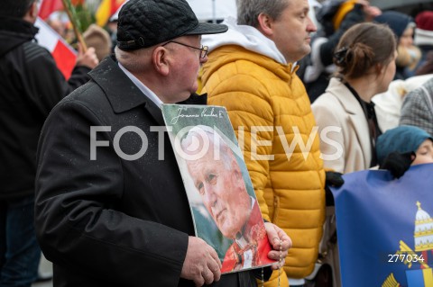  02.04.2023 WARSZAWA<br />
NARODOWY MARSZ PAPIESKI<br />
N/Z UCZESTNICY MARSZU<br />
FOT. MARCIN BANASZKIEWICZ/FOTONEWS  