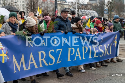  02.04.2023 WARSZAWA<br />
NARODOWY MARSZ PAPIESKI<br />
N/Z UCZESTNICY MARSZU BANER MARSZU<br />
FOT. MARCIN BANASZKIEWICZ/FOTONEWS  