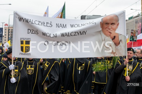  02.04.2023 WARSZAWA<br />
NARODOWY MARSZ PAPIESKI<br />
N/Z UCZESTNICY MARSZU<br />
FOT. MARCIN BANASZKIEWICZ/FOTONEWS  