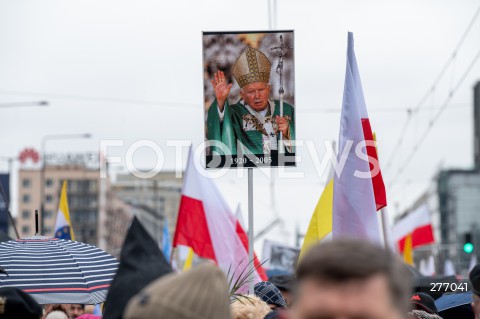  02.04.2023 WARSZAWA<br />
NARODOWY MARSZ PAPIESKI<br />
N/Z UCZESTNICY MARSZU PLAKAT JAN PAWEL II<br />
FOT. MARCIN BANASZKIEWICZ/FOTONEWS  