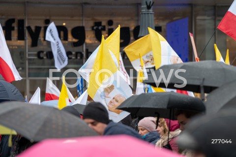  02.04.2023 WARSZAWA<br />
NARODOWY MARSZ PAPIESKI<br />
N/Z UCZESTNICY MARSZU FLAGI PAPIESKIE<br />
FOT. MARCIN BANASZKIEWICZ/FOTONEWS  