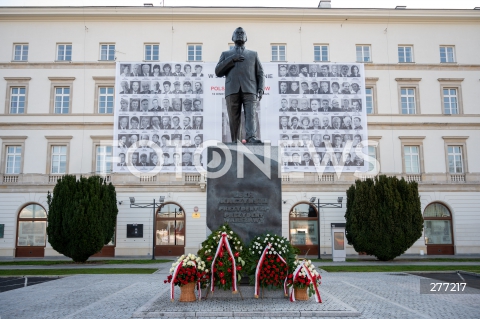  10.04.2023 WARSZAWA<br />
13. ROCZNICA KATASTROFY LOTNICZEJ POD SMOLENSKIEM<br />
N/Z POMNIK LECHA KACZYNSKIEGO<br />
FOT. MARCIN BANASZKIEWICZ/FOTONEWS  