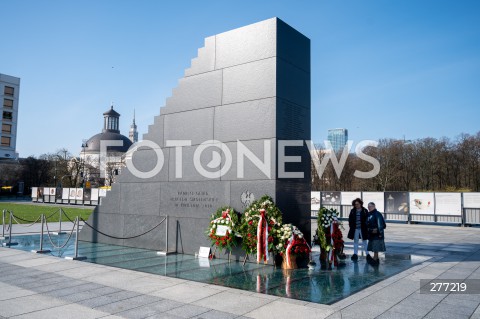  10.04.2023 WARSZAWA<br />
13. ROCZNICA KATASTROFY LOTNICZEJ POD SMOLENSKIEM<br />
N/Z POMNIK PAMIECI OFIAR TRAGEGII SMOLENSKIEJ BABCIA KASIA KATARZYNA AUGUSTYNEK<br />
FOT. MARCIN BANASZKIEWICZ/FOTONEWS  