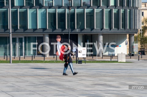  10.04.2023 WARSZAWA<br />
13. ROCZNICA KATASTROFY LOTNICZEJ POD SMOLENSKIEM<br />
N/Z SPACEROWICZ Z FLAGA POLSKI<br />
FOT. MARCIN BANASZKIEWICZ/FOTONEWS  