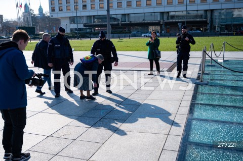  10.04.2023 WARSZAWA<br />
13. ROCZNICA KATASTROFY LOTNICZEJ POD SMOLENSKIEM<br />
N/Z BABCIA KASIA KATARZYNA AUGUSTYNEK POLICJA POLICJANCI <br />
FOT. MARCIN BANASZKIEWICZ/FOTONEWS  