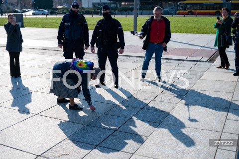  10.04.2023 WARSZAWA<br />
13. ROCZNICA KATASTROFY LOTNICZEJ POD SMOLENSKIEM<br />
N/Z BABCIA KASIA KATARZYNA AUGUSTYNEK POLICJA POLICJANCI <br />
FOT. MARCIN BANASZKIEWICZ/FOTONEWS  