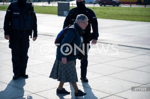  10.04.2023 WARSZAWA<br />
13. ROCZNICA KATASTROFY LOTNICZEJ POD SMOLENSKIEM<br />
N/Z BABCIA KASIA KATARZYNA AUGUSTYNEK POLICJA POLICJANCI <br />
FOT. MARCIN BANASZKIEWICZ/FOTONEWS  