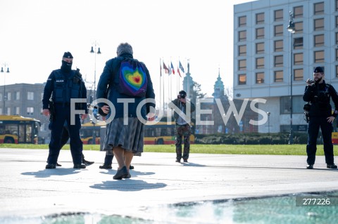  10.04.2023 WARSZAWA<br />
13. ROCZNICA KATASTROFY LOTNICZEJ POD SMOLENSKIEM<br />
N/Z BABCIA KASIA KATARZYNA AUGUSTYNEK POLICJA POLICJANCI <br />
FOT. MARCIN BANASZKIEWICZ/FOTONEWS  