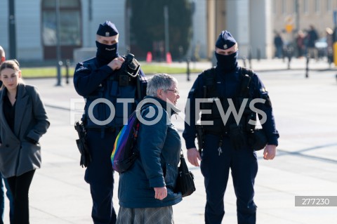  10.04.2023 WARSZAWA<br />
13. ROCZNICA KATASTROFY LOTNICZEJ POD SMOLENSKIEM<br />
N/Z BABCIA KASIA KATARZYNA AUGUSTYNEK POLICJA POLICJANCI <br />
FOT. MARCIN BANASZKIEWICZ/FOTONEWS  