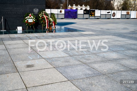  10.04.2023 WARSZAWA<br />
13. ROCZNICA KATASTROFY LOTNICZEJ POD SMOLENSKIEM<br />
N/Z KATYN 1940 NAPIS NA CHODNIKU<br />
FOT. MARCIN BANASZKIEWICZ/FOTONEWS  