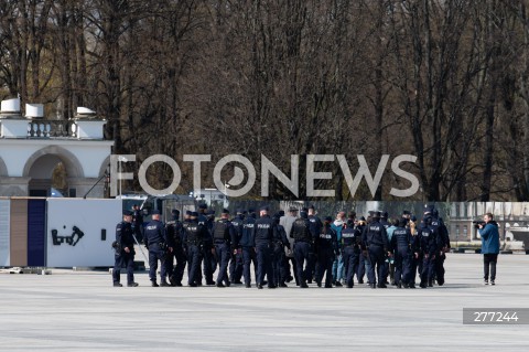  10.04.2023 WARSZAWA<br />
13. ROCZNICA KATASTROFY LOTNICZEJ POD SMOLENSKIEM<br />
N/Z POLICJA USUWA SILA PROTESTUJACYCH POLICJANCI <br />
FOT. MARCIN BANASZKIEWICZ/FOTONEWS  