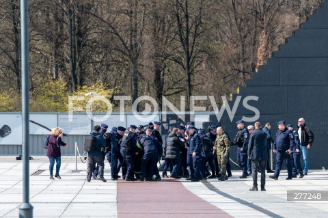  10.04.2023 WARSZAWA<br />
13. ROCZNICA KATASTROFY LOTNICZEJ POD SMOLENSKIEM<br />
N/Z POLICJA USUWA SILA PROTESTUJACYCH POLICJANCI <br />
FOT. MARCIN BANASZKIEWICZ/FOTONEWS  