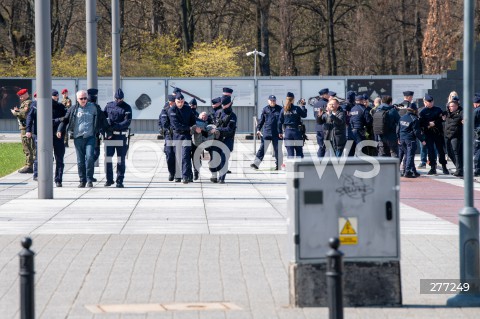  10.04.2023 WARSZAWA<br />
13. ROCZNICA KATASTROFY LOTNICZEJ POD SMOLENSKIEM<br />
N/Z POLICJA USUWA SILA PROTESTUJACYCH POLICJANCI <br />
FOT. MARCIN BANASZKIEWICZ/FOTONEWS  