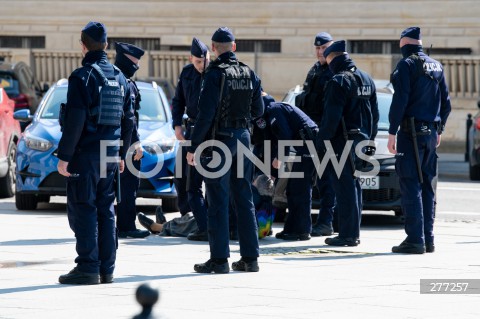  10.04.2023 WARSZAWA<br />
13. ROCZNICA KATASTROFY LOTNICZEJ POD SMOLENSKIEM<br />
N/Z POLICJA USUWA SILA PROTESTUJACYCH BABCIA KASIA KATARZYNA AUGUSTYNEK<br />
FOT. MARCIN BANASZKIEWICZ/FOTONEWS  