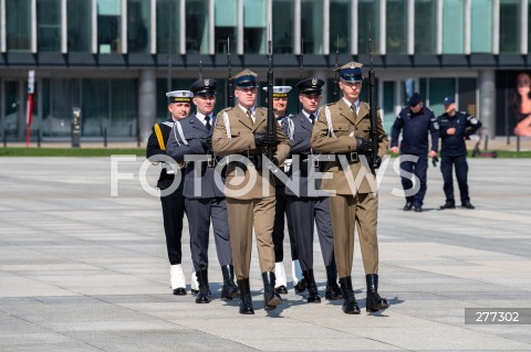  10.04.2023 WARSZAWA<br />
13. ROCZNICA KATASTROFY LOTNICZEJ POD SMOLENSKIEM<br />
N/Z WARTA HONOROWA WOJSKA POLSKIEGO POLICJI I MARYNARKI WOJENNEJ<br />
FOT. MARCIN BANASZKIEWICZ/FOTONEWS  